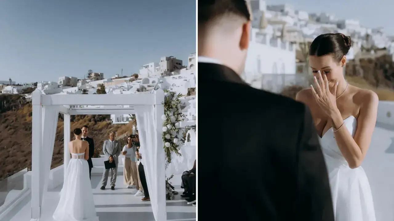 Ślub cywilny na Santorini. Urzędnik udziela ślubu parze młodej na tarasie z widokiem na białe domy. Panna młoda wzruszona.