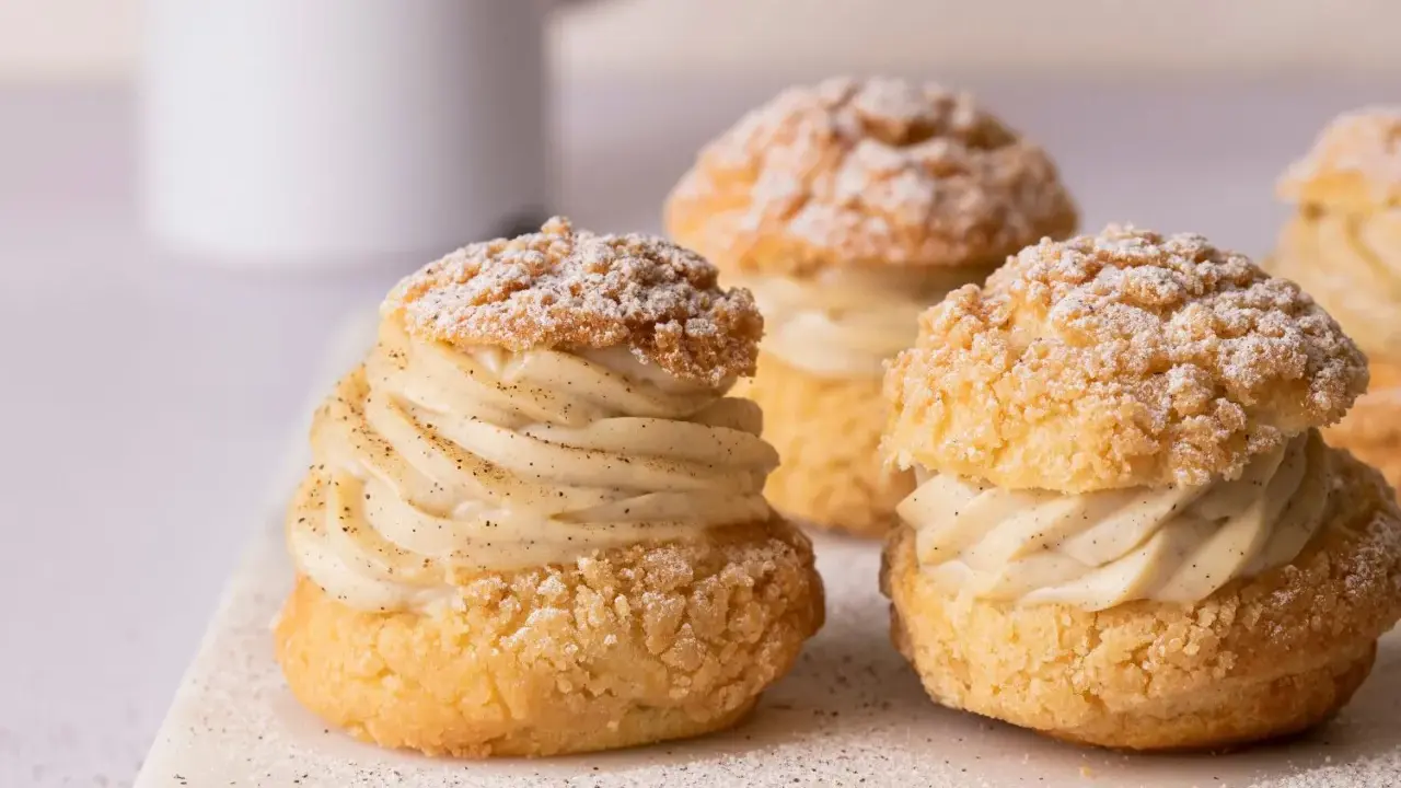 Délicieux choux garnis de crème pâtissière vanillée, saupoudrés de sucre glace. Une recette pâte à choux traditionnelle parfaite pour le goûter.