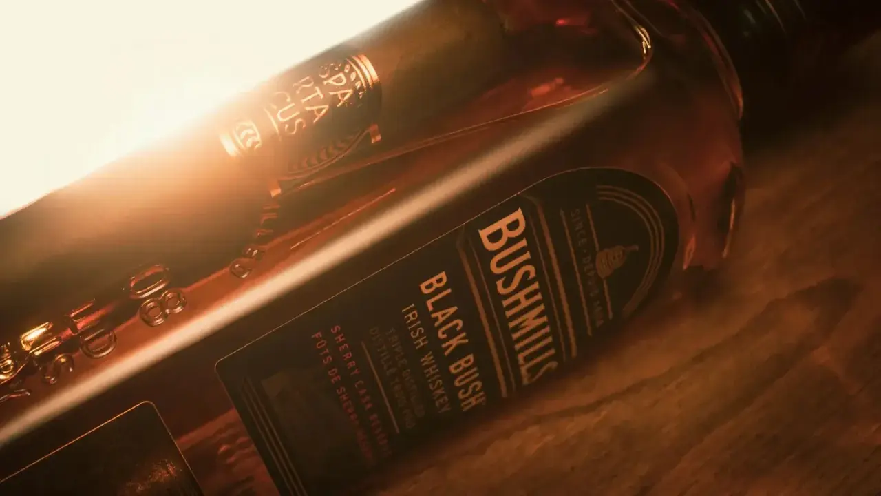 Bushmills Black Bush Irish Whiskey, ein edler Tropfen, der in Sherryfässern reifte. Ein Genuss für Kenner von gutem Whiskey.
