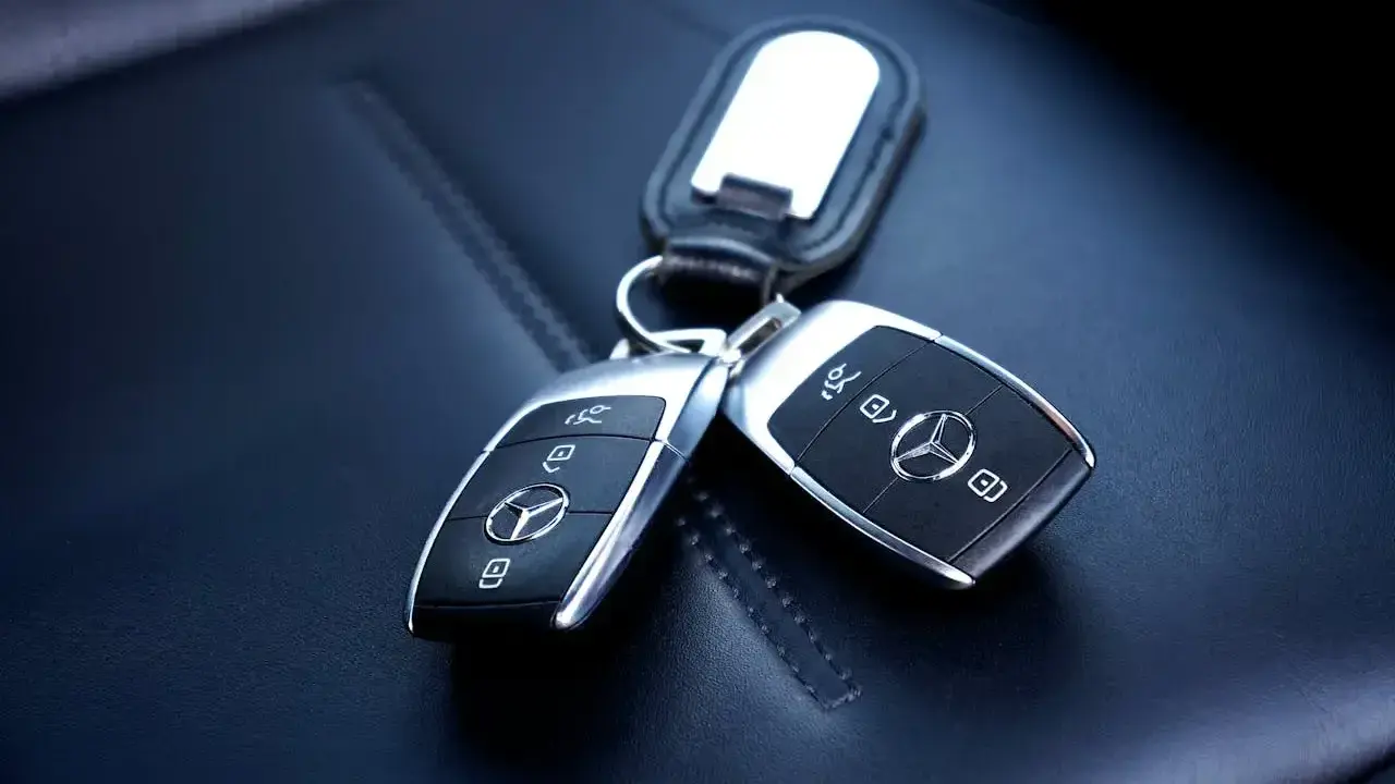 Dwa kluczyki Mercedesa z logo, gotowe do kodowania.