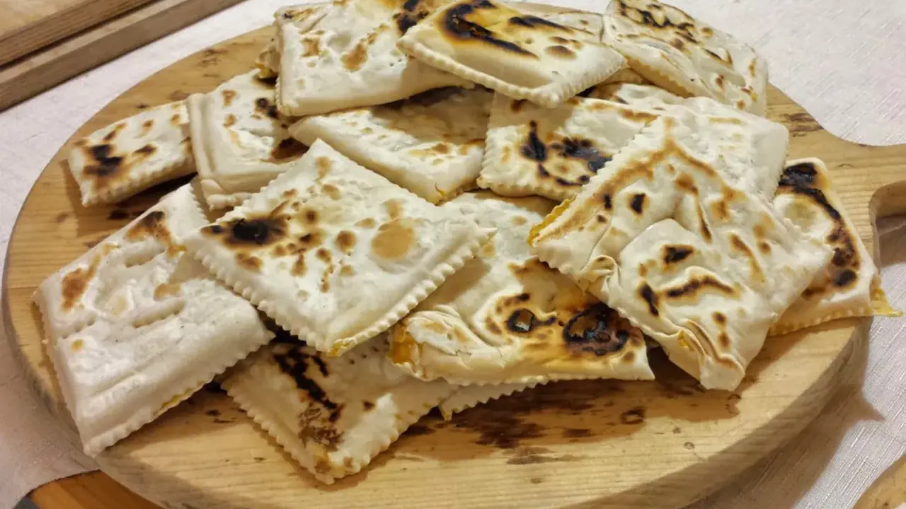 Pasticci fritti, un'ottima idea su cosa mangiare a Forlì. Croccanti e dorati, perfetti per un assaggio di Romagna.