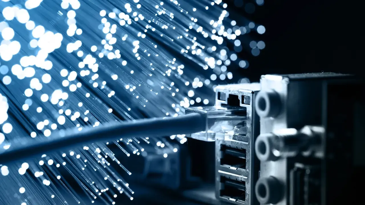 Błyszczące światłowody i kabel sieciowy podłączony do portu. Szybkie łączenie światłowodu dla nowoczesnej technologii.