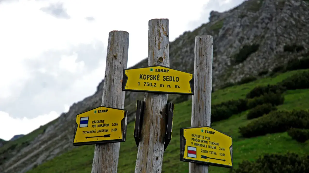 Rozcestník v Tatrach Bielskich. Znaki wskazują drogę na Kopské sedlo (1750 m n.p.m.), Pod Muráň, Tatranską Javorinę, Ptoszowskie Turnie i do Żdziaru.