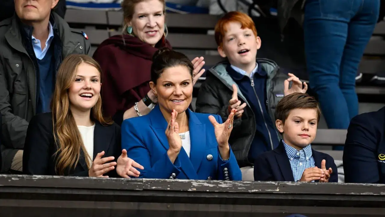 Familjen Victoria, Daniel, Estelle och Oscar applåderar. Prinsessan Estelles ålder syns i hennes glada ansikte.