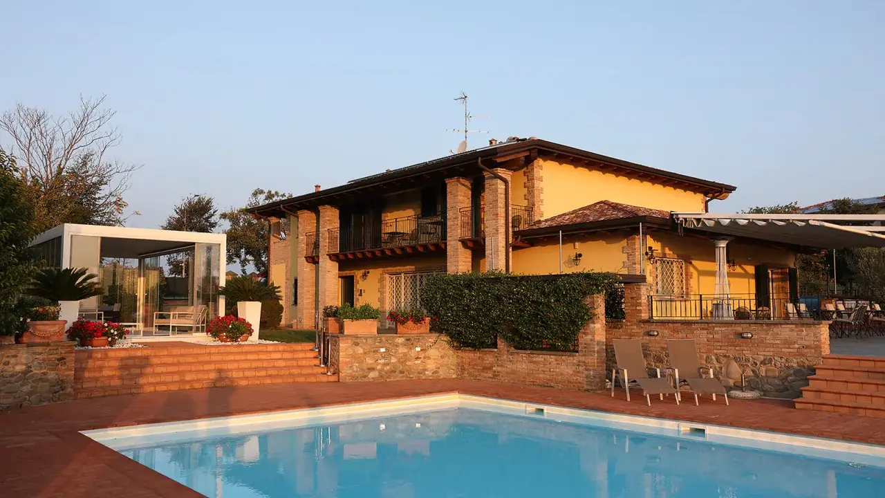 Un casale con piscina e giardino, ideale per vacanze in fattoria. Relax e natura ti aspettano in questo angolo di paradiso.