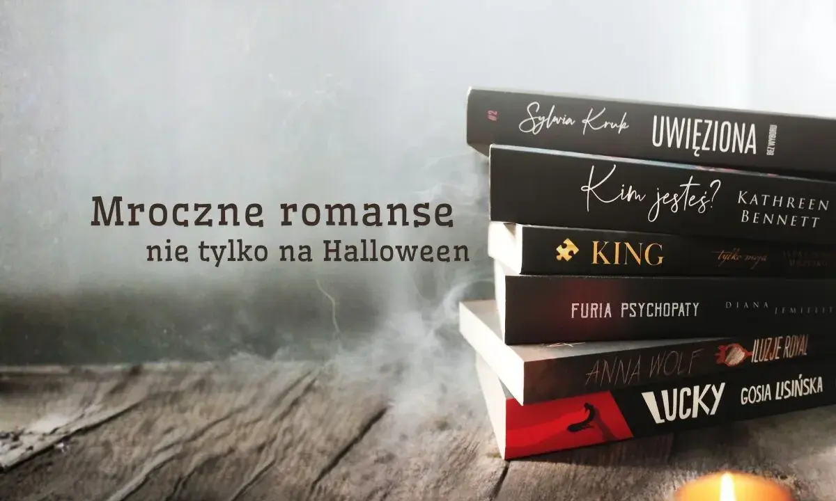 Stos czarnych książek, w tym romans mafijny "Lucky", na drewnianym blacie. Dym i świeca tworzą mroczny klimat.
