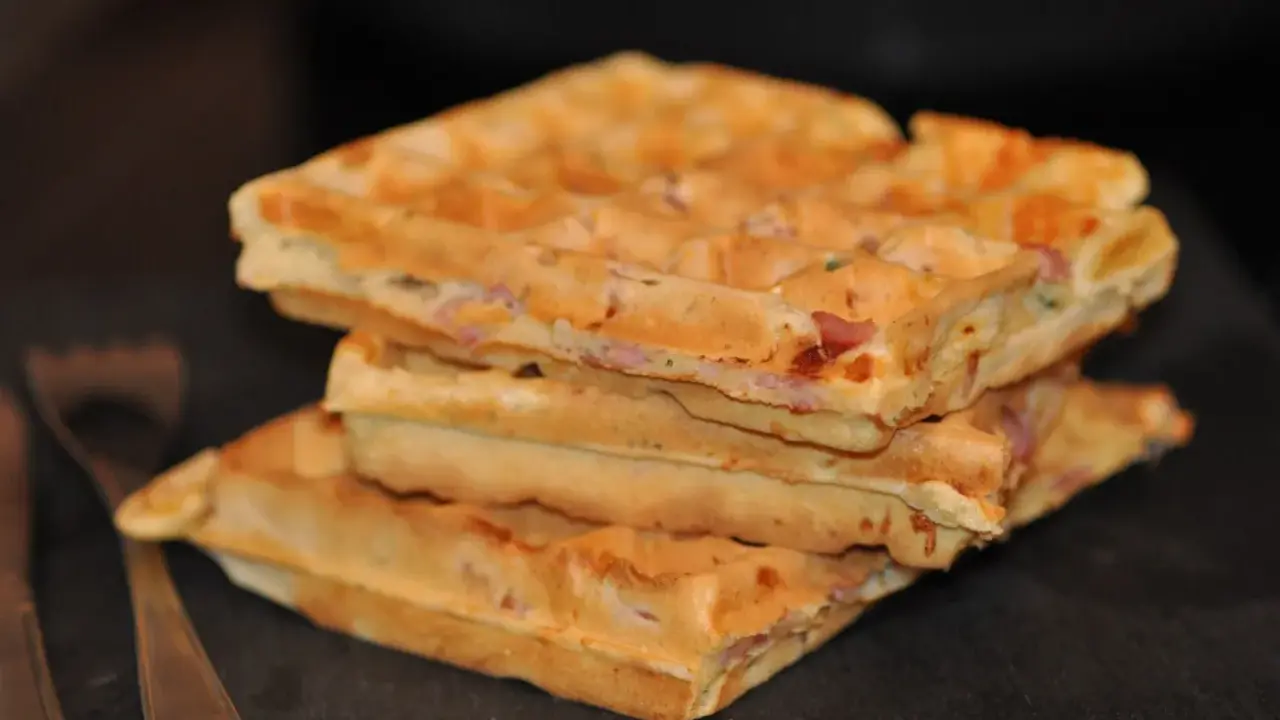 Pile de gaufres salées jambon fromage, parfaites pour un repas rapide.