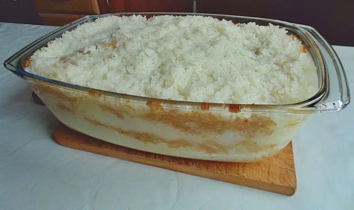 Zapiekany ryż z jabłkami i cynamonem w szklanej formie.