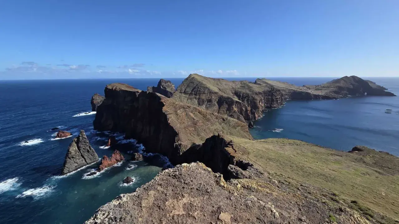 Steile Felsklippen und das tiefblaue Meer an der Ostspitze Madeiras. Ein Highlight für jeden reiseblog madeira.