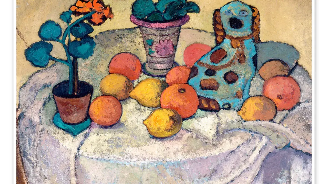Paula Modersohn-Becker målade ett stilleben med en blå hundfigur, frukter och blommor på ett dukklätt bord.