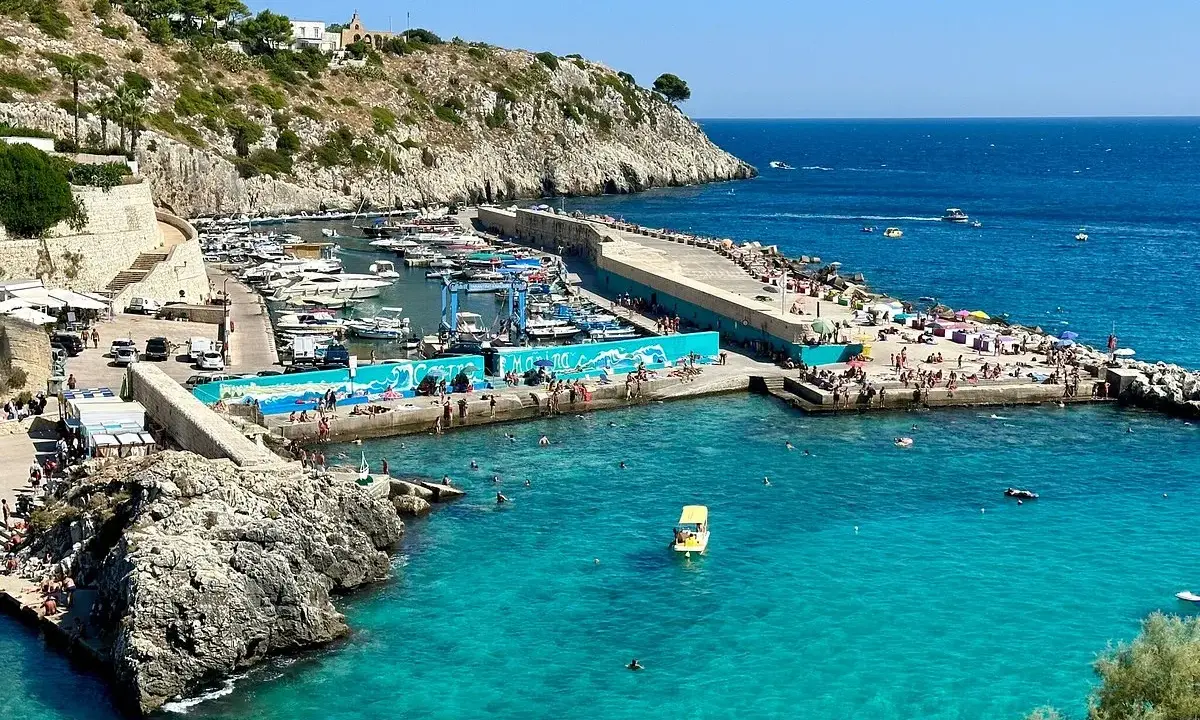 Castro Marina, un gioiello pugliese, dove si trova questo incantevole porto con acque cristalline e scogliere rocciose.