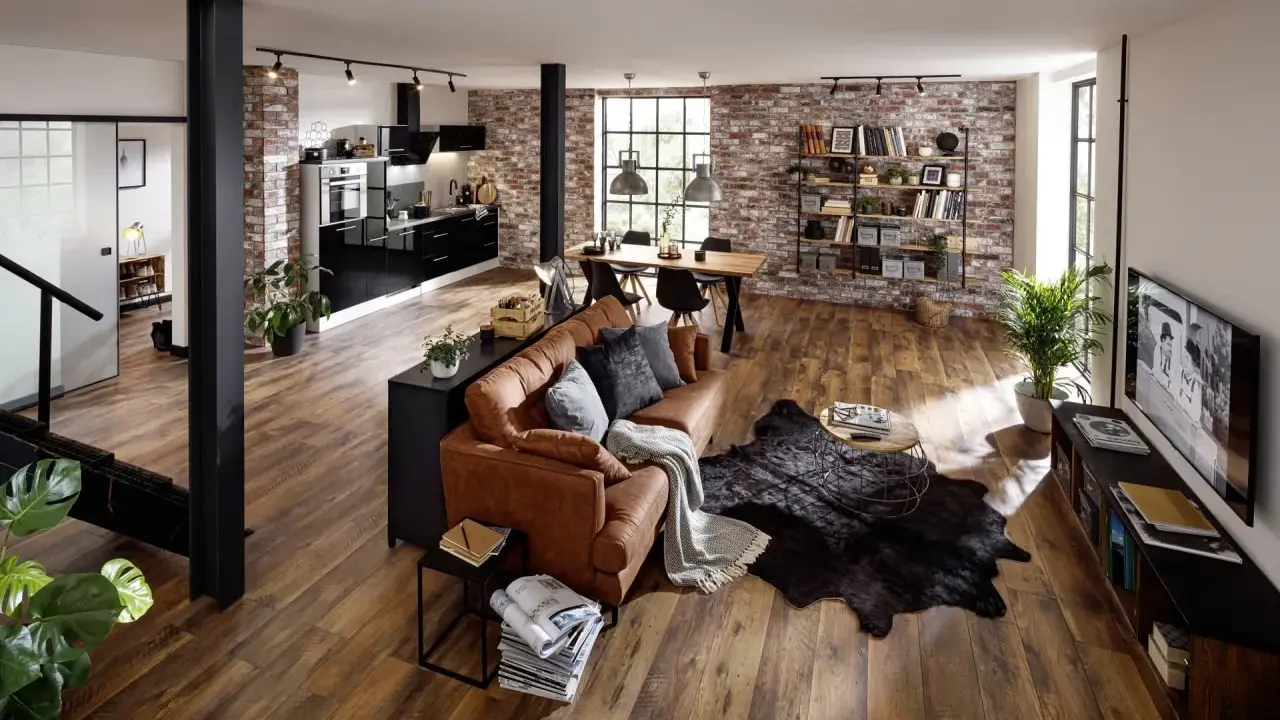 Offenes Wohnkonzept mit Küche, Essbereich und Wohnzimmer. Ziegelwände und Holzböden unterstreichen den industrial look.