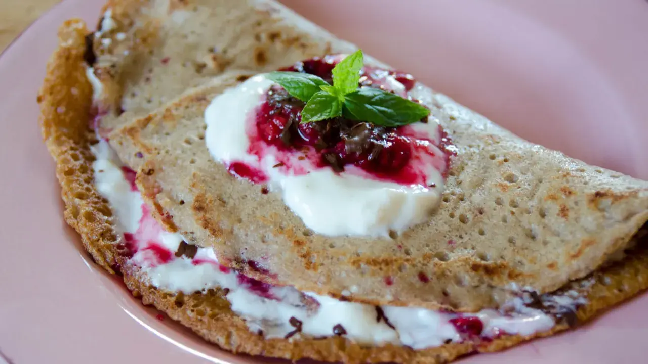 Vegane Pfannkuchen mit Joghurt, Beeren und Minze. Ein köstliches Rezept für vegane Pfannkuchen, das man unbedingt ausprobieren muss!