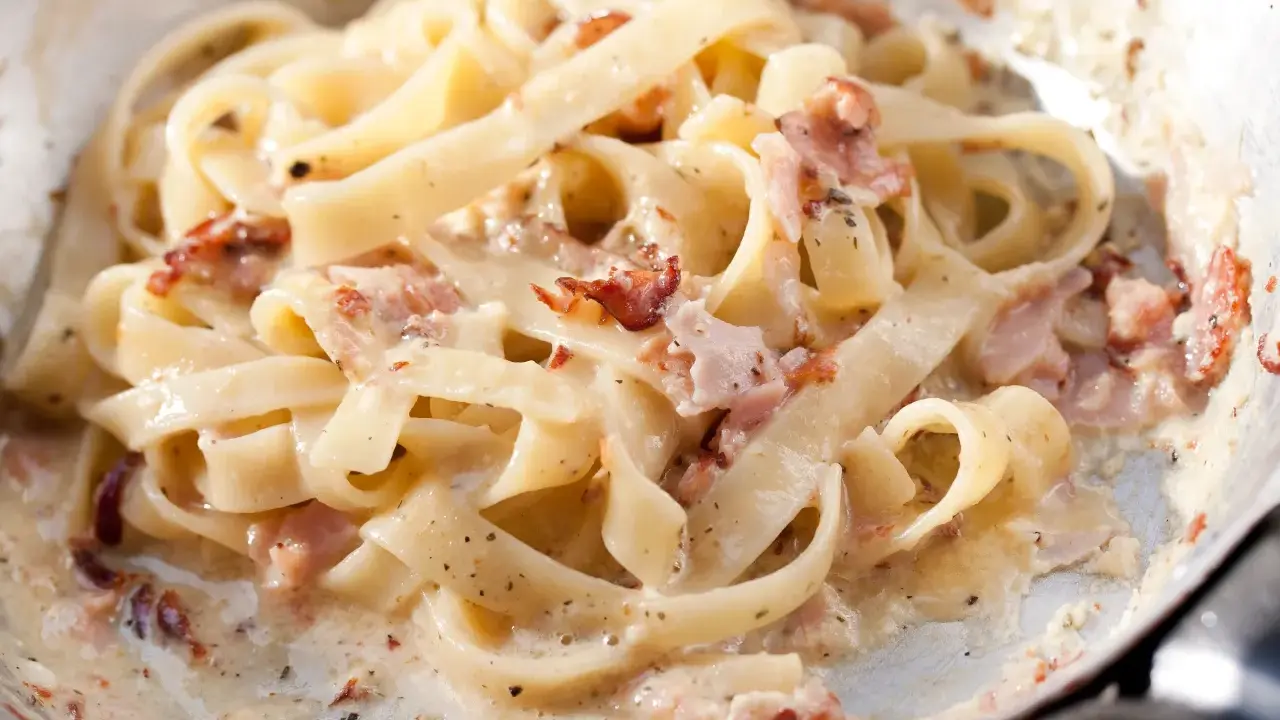 Carbonara ze śmietaną: Sekret kremowego sosu bez ścinania jajek