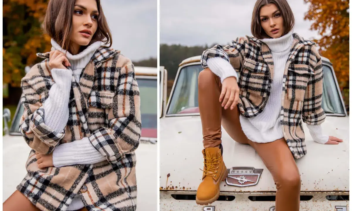 Modelka w beżowo-czarnej koszuli w kratę i białym golfie, stylizacja idealna pod sukienkę. Brązowe legginsy i trapery dopełniają jesienny look.