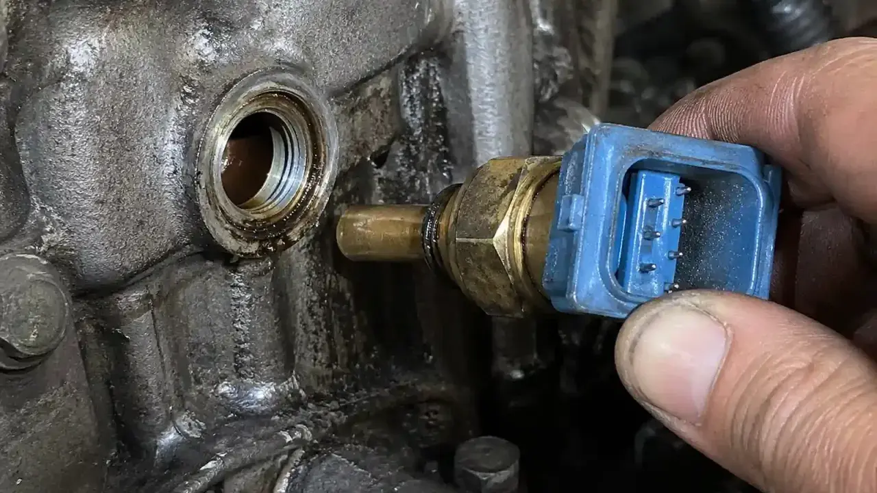 Wymiana czujnika temperatury 1.9 TDI. Objawy awarii mogą być różne, od problemów z uruchomieniem po przegrzewanie silnika.