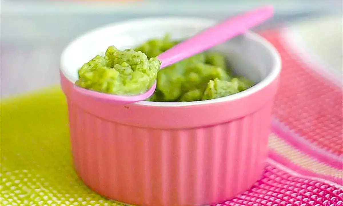 Papilla de aguacate bebé 6 meses, lista para alimentar a tu pequeño.