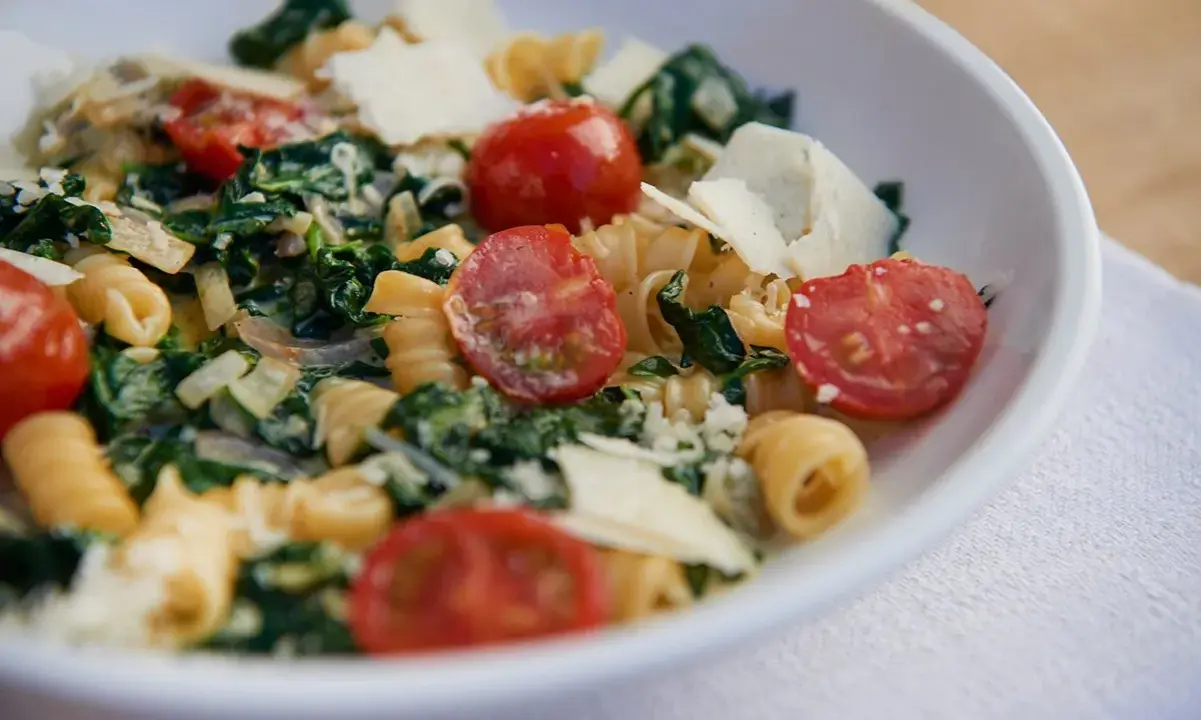Pasta mit Babyspinat, Kirschtomaten und Parmesan. Ein einfaches und leckeres Rezept.
