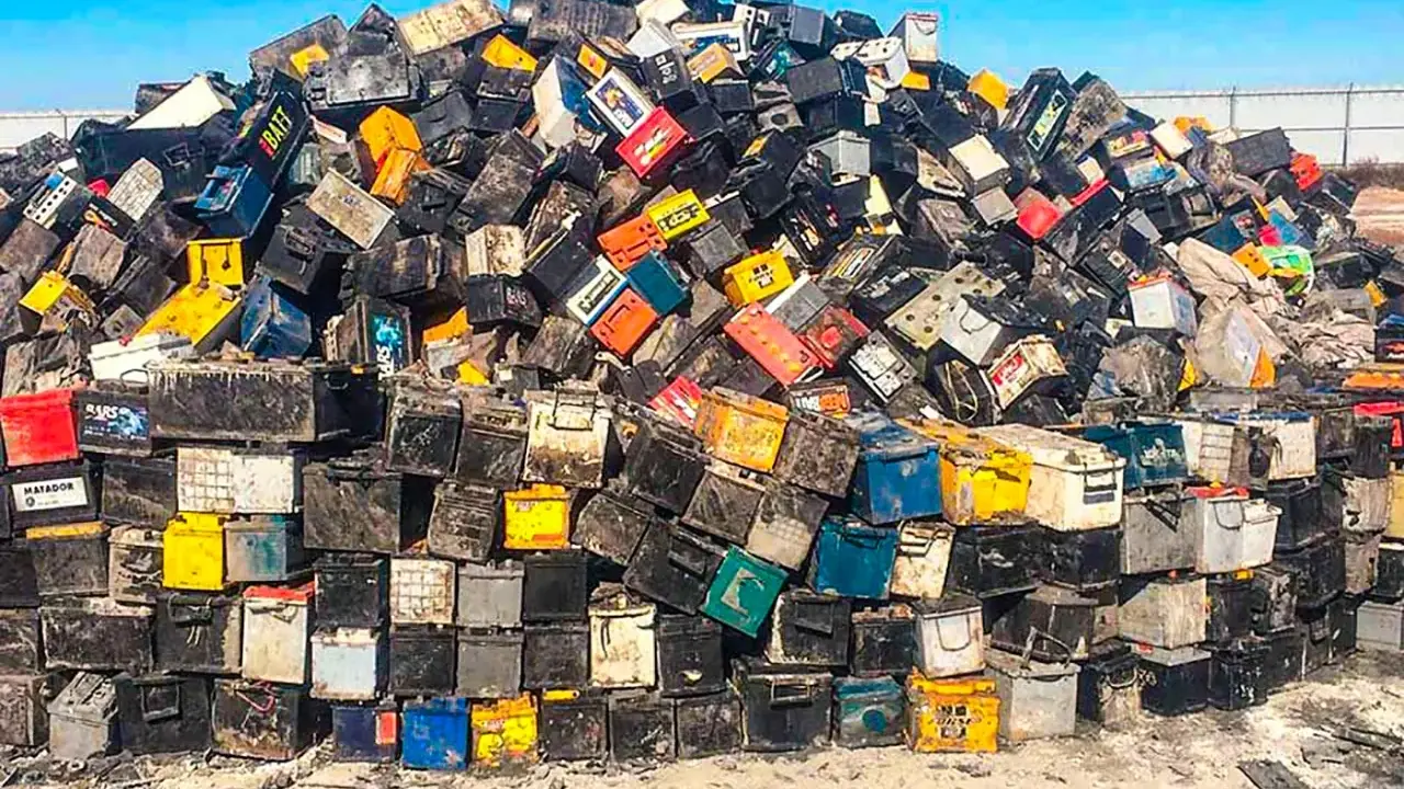 Un'enorme discarica di batterie per auto, un promemoria che le batterie delle auto elettriche inquinano.