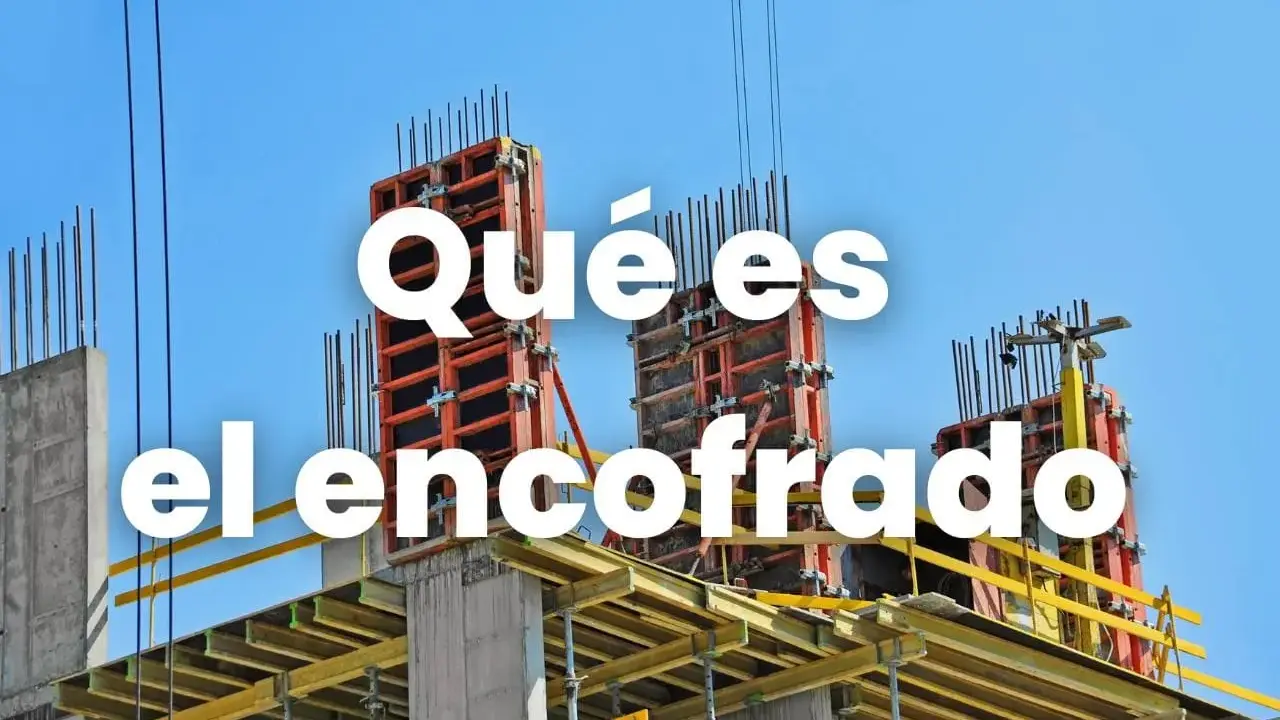 Estructura de encofrado naranja y amarilla en obra, lista para ver qué es encofrado en construcción.