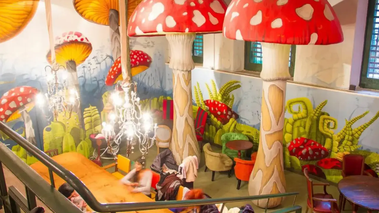 Un lugar mágico con decoración de setas gigantes, ideal para restaurantes para ir con niños en Barcelona.