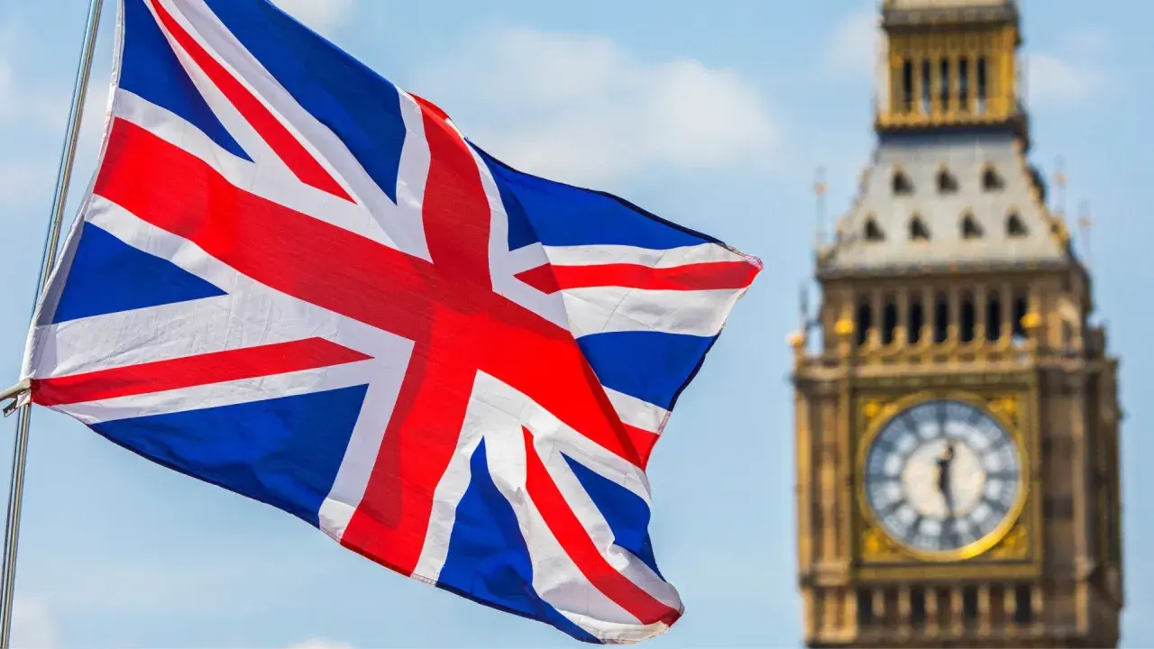 Flaga Wielkiej Brytanii na tle Big Ben w Londynie.