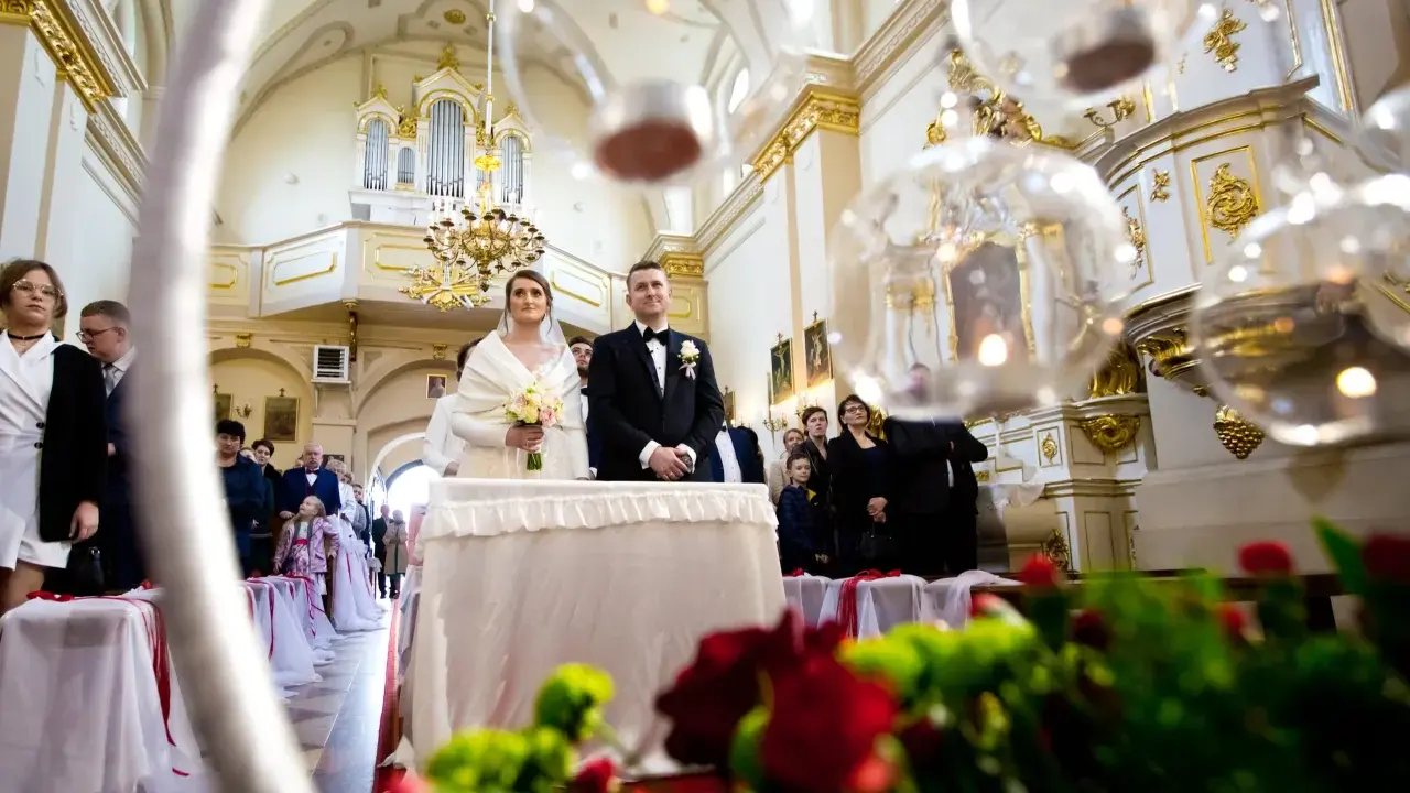 Para młoda w kościele, przygotowania do ślubu. Zastanawiamy się, ile pieśni na ślub będzie idealnie pasować do tej uroczystości.