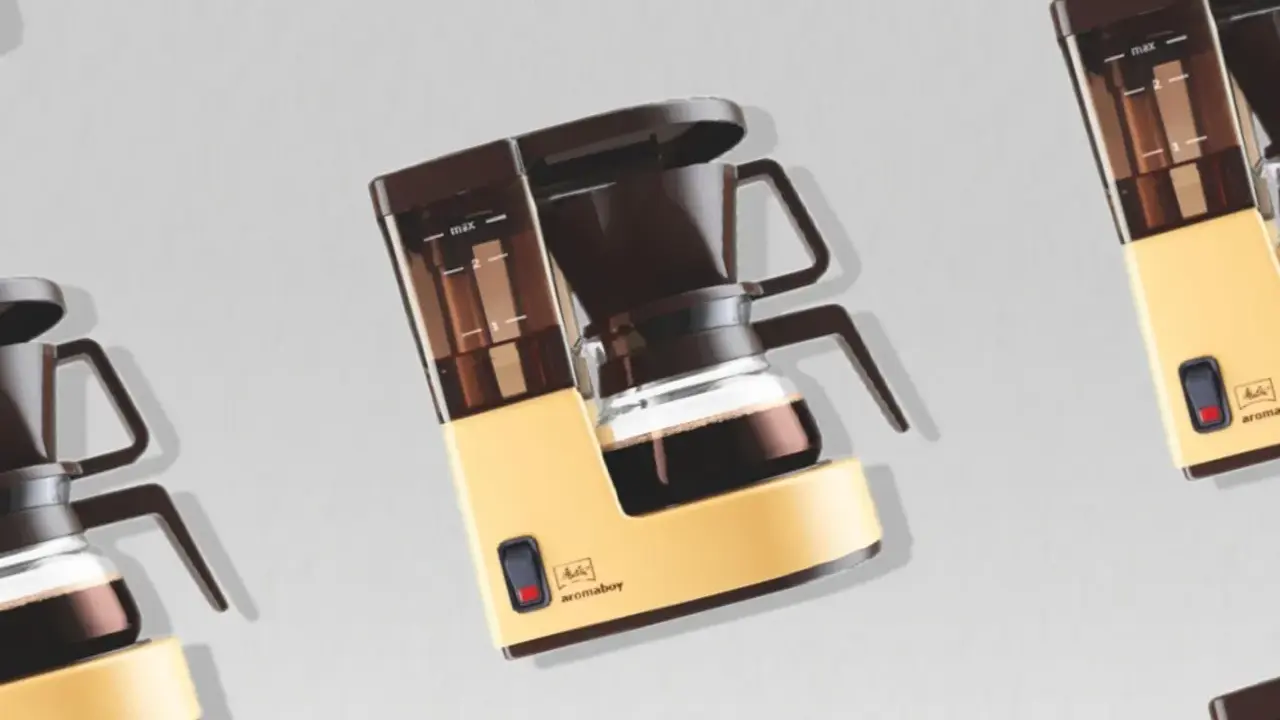 Retro-Kaffeemaschine in Gelb und Braun, bereit, köstlichen Kaffee zu filtern.