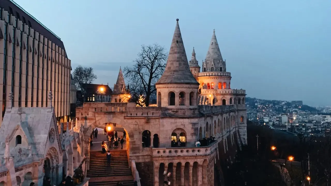 Budapeszt czy warto? Zdecydowanie tak! Widok na zamek i miasto nocą zapiera dech w piersiach.