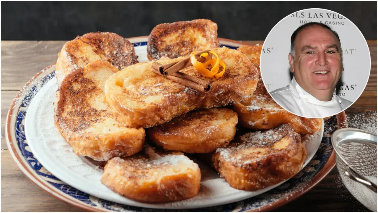 Torrijas al horno, doradas y espolvoreadas con azúcar glas, decoradas con canela y naranja. Un chef sonriente las contempla.