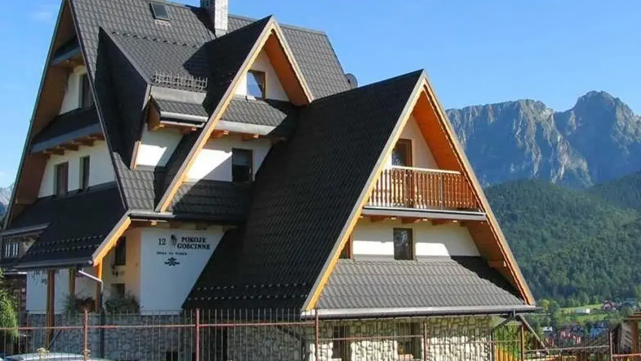 Dom na wierchu: Jak wybrać nocleg z widokiem na Tatry?