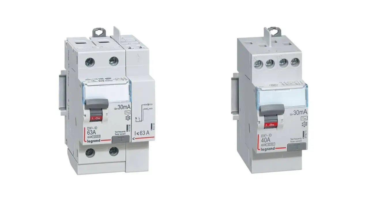 Deux interrupteurs différentiels Legrand DX3-ID, l'un de 40A et l'autre de 63A, avec une sensibilité de 30mA.