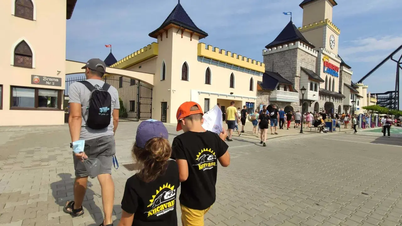 Familia paseando por un parque temático en Polonia con niños.