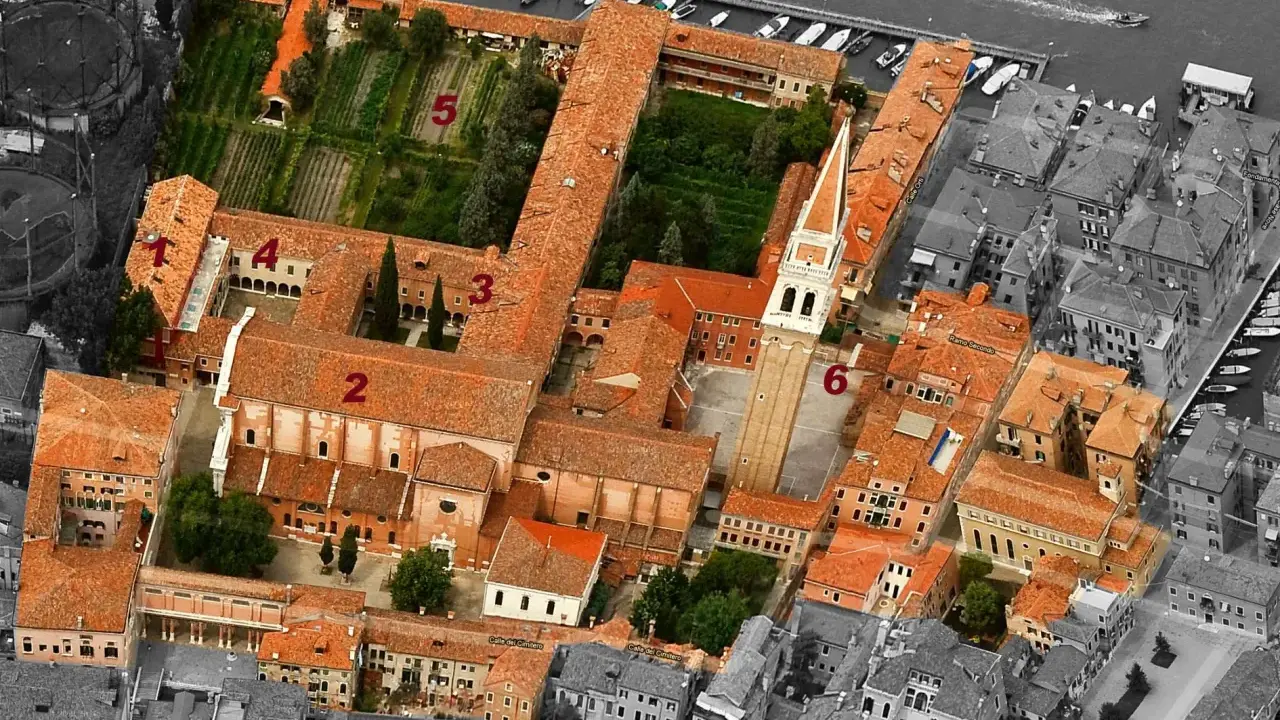 Vue aérienne du complexe de San Francesco della Vigna à Venise, avec ses cours, son jardin et son campanile.