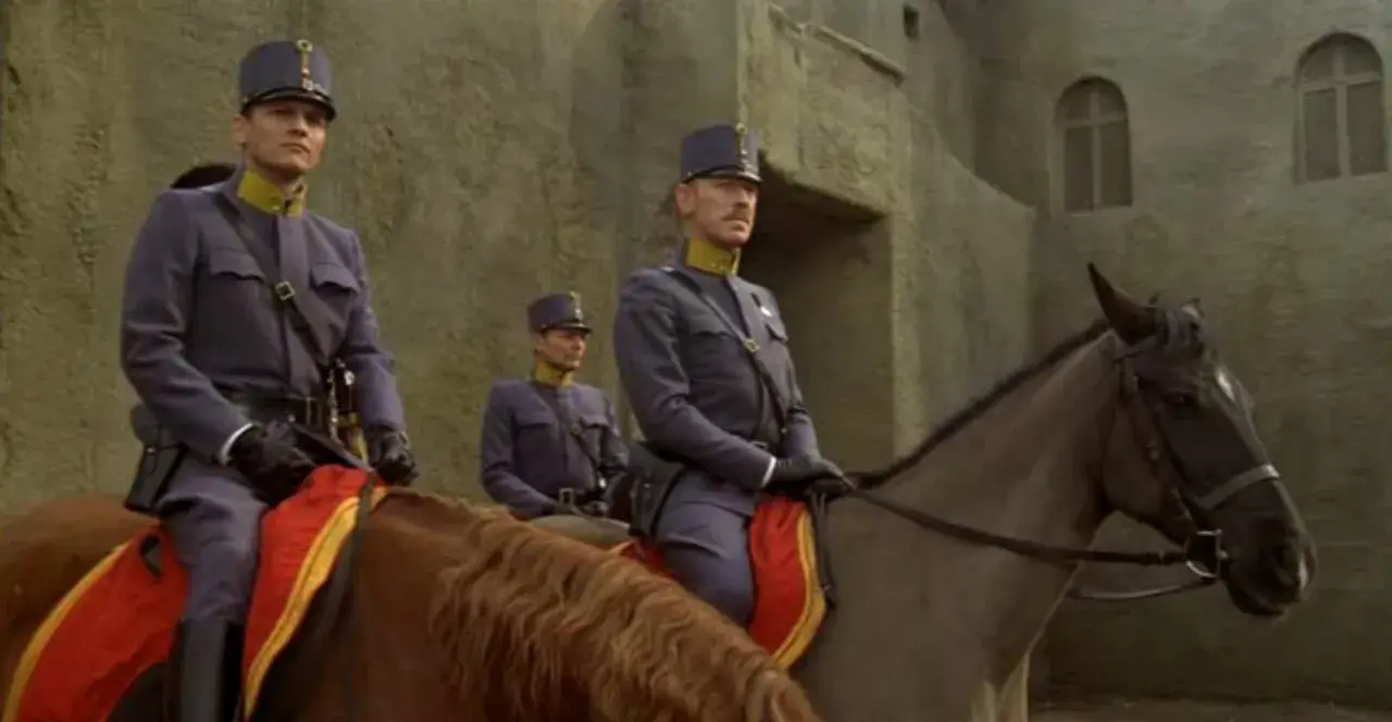 Ufficiali a cavallo in uniforme, in attesa ai confini del forte, come nella trama de "Il deserto dei tartari".