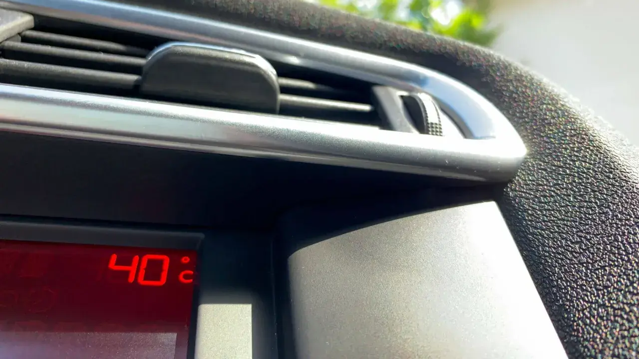El display del coche marca 40°C. ¡Qué calor hace hoy!