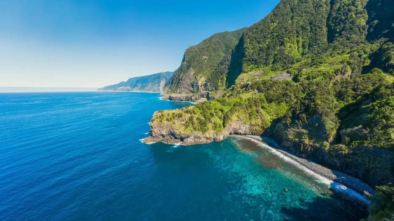 Grüne Berge treffen auf türkisfarbenes Meer. Ein perfekter Ort, um Madeira zu erleben.