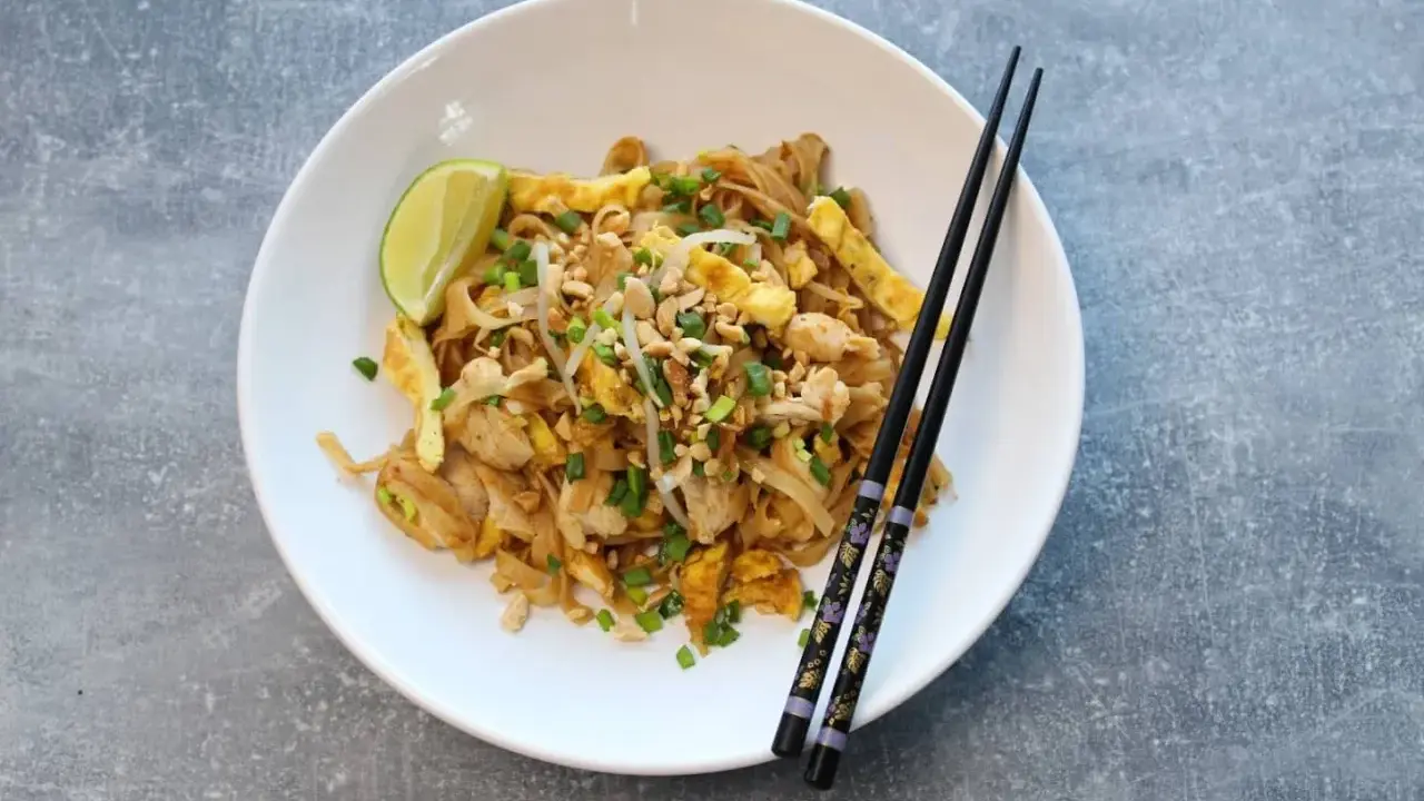 Pyszny pad thai przepis z kurczakiem, jajkiem, orzeszkami i limonką. Idealny na szybki obiad.