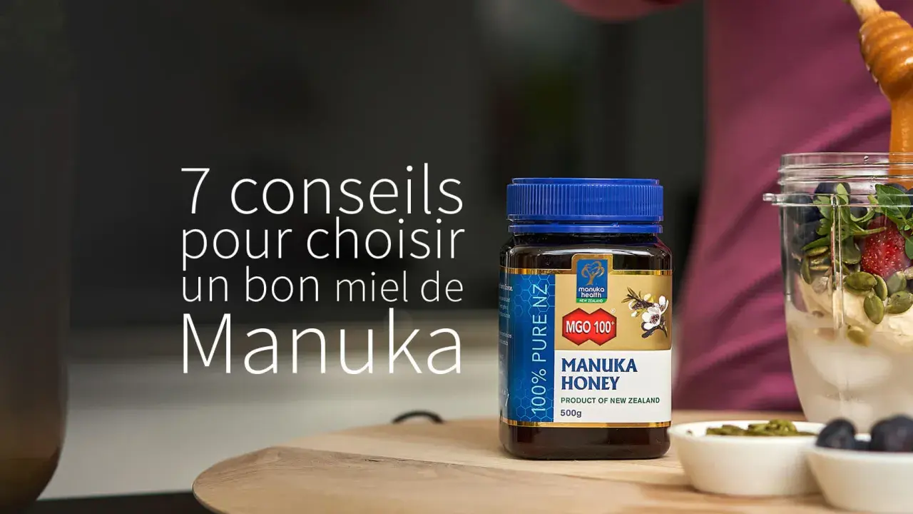 Un pot de miel de Manuka MGO 100+ à côté d'un smoothie aux fruits. Découvrez les miel de manuka bienfaits pour votre santé.