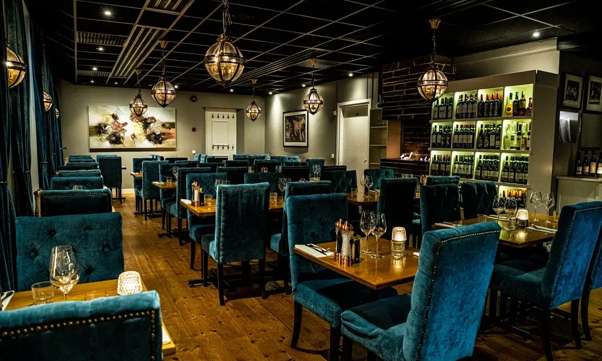 Elegant restaurang med sammetsklädda stolar och vinkyl. En av många bra restauranger i Uppsala för en fin middag.