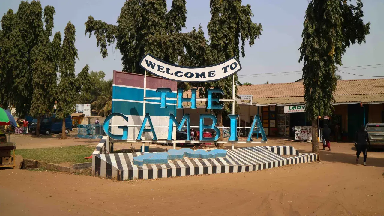 Välkommen till The Gambia! En skylt välkomnar besökare, kanske på väg för att få sitt vaccin.