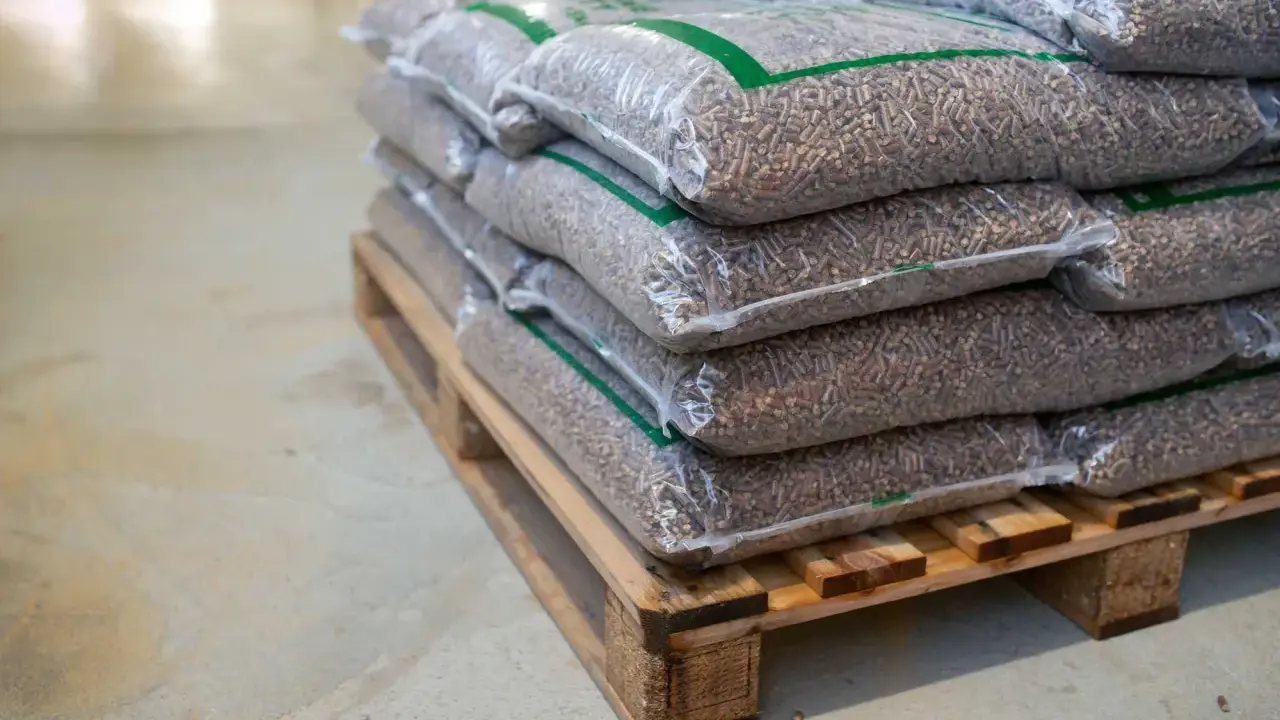 Palettes de sacs de granulés de bois, prêts à offrir un excellent pouvoir calorifique pellet pour le chauffage.