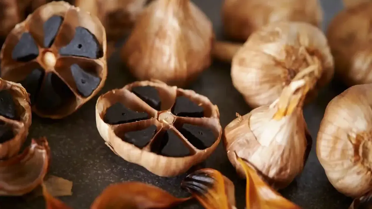 Aglio nero, un alimento dal sapore unico, studiato per il suo potenziale impatto sulla glicemia.
