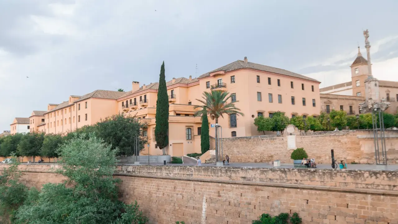 Entdecken Sie Córdoba: Ein Blick auf die Stadtmauer und pastellfarbene Gebäude, ein Vorgeschmack auf die vielen Córdoba Geheimtipps.