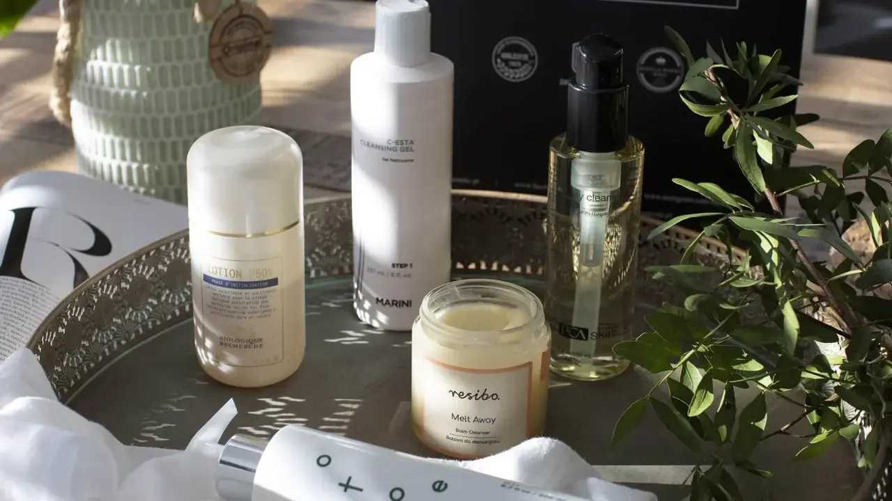 Kodan z kosmetykami: balsam do demakijażu Resibo, lotion P50V Biologique Recherche, żel do mycia C-ESTA Marini i olejek PCA Skin.