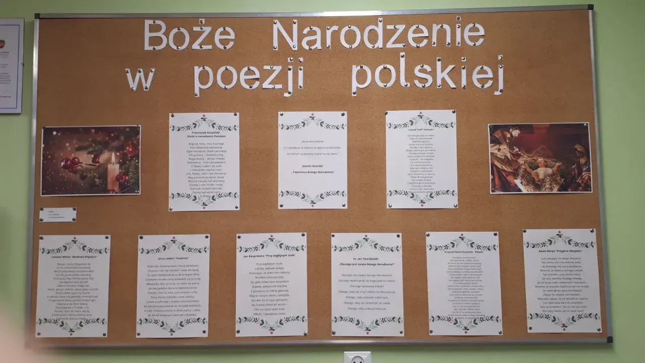 Boże Narodzenie w poezji polskiej. Obraz przedstawia tablicę z wierszami i ilustracjami, nawiązującymi do świąt. To jak bajka sanah, pełna wzruszeń i pięknych słów.