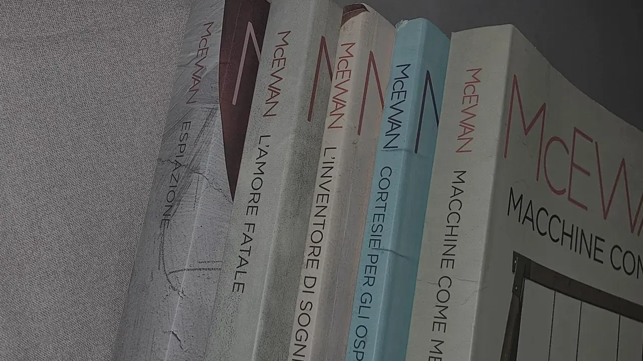 I **ian mcewan migliori libri** in italiano: "Espiazione", "L'amore fatale", "L'inventore di sogni", "Cortesi per gli ospiti", "Macchine come me".