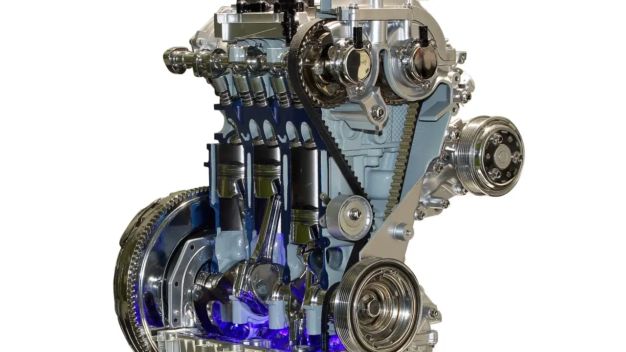 Przekrój silnika 1.0 Ecoboost z widocznym rozrządem. Sprawdź, jaki jest koszt wymiany rozrządu w tym modelu.