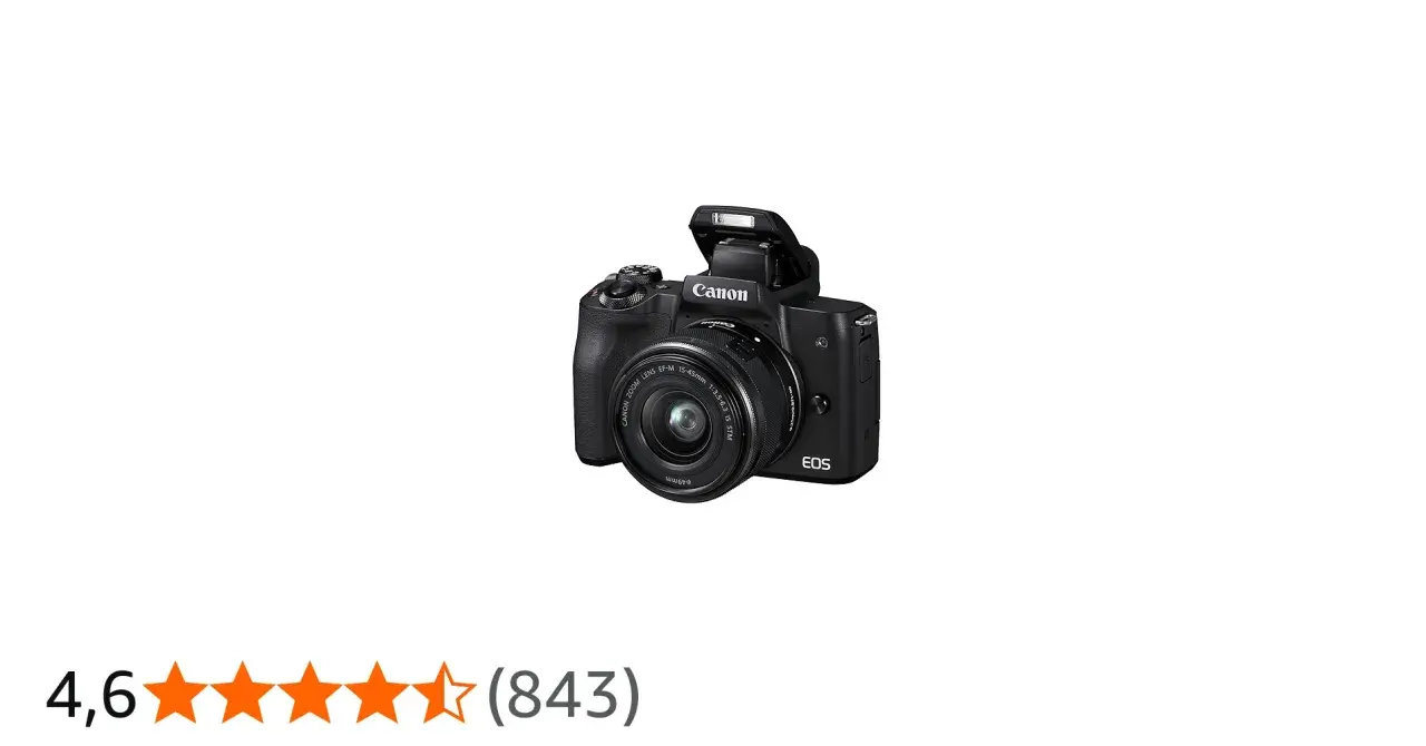 Cámara Canon EOS M50 negra con flash emergente y lente zoom. Ideal para capturar momentos.