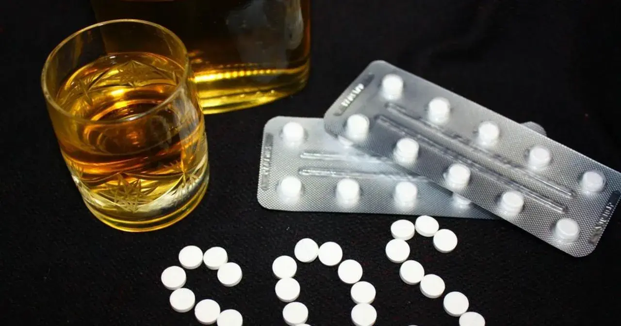 Szklanka alkoholu i blistry z tabletkami. Czy to pytanie o benzodiazepiny co to?